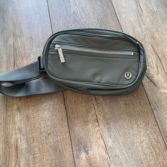 Lululemon Wunderlust Belt Bag Crossbody Bag - Picture 2 of 7